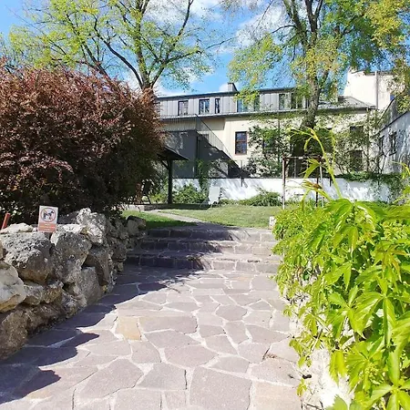 帕特里亚公寓旅舍 *